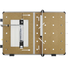 Multifunktionsbord av MDF med hålplatta, styrskenor och aluminiumram sett uppifrån.