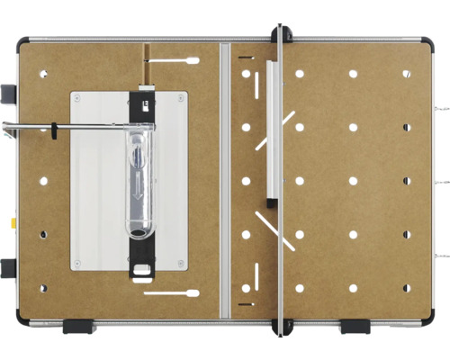 Multifunktionsbord av MDF med hålplatta, styrskenor och aluminiumram sett uppifrån.