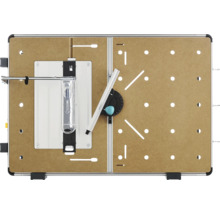 Vy uppifrån av ett multifunktionellt maskinbord med hålplatta, styrskenor, vinkelanslag och klingskydd.