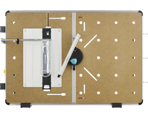 Vy uppifrån av ett multifunktionellt maskinbord med hålplatta, styrskenor, vinkelanslag och klingskydd.