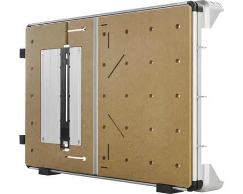 Maskinbord med perforerad arbetsyta av trä och integrerad monteringsplatta för stationära elverktyg.