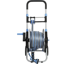 Slangvinda med trädgårdsslang och sprutmunstycke