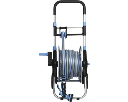 Slangvinda med trädgårdsslang och sprutmunstycke
