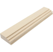 Trestegs profillist i ljust massivt trä.