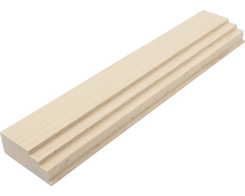 Trestegs profillist i ljust massivt trä.