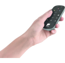 Hand håller en EGLO fjärrkontroll