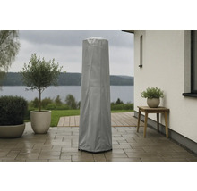 Terrass med skyddshölje för en terrassvärmare, växter och ett bord i regnigt väder.