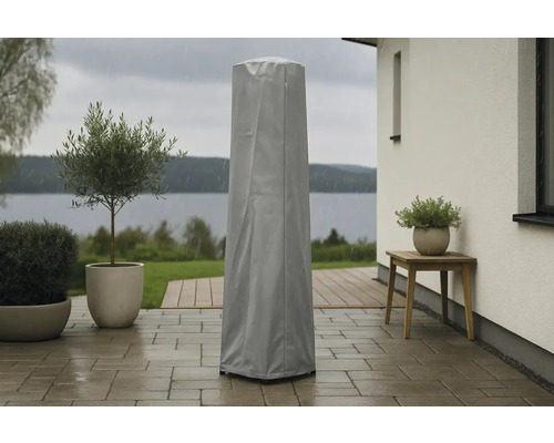 Terrass med skyddshölje för en terrassvärmare, växter och ett bord i regnigt väder.