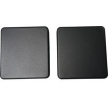 Två kvadratiska metallplattor