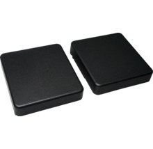 Två svarta fyrkantiga plastskydd