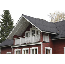 Vy över ett hus med mörkt tak och röd fasad