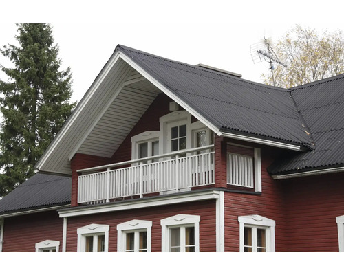 Vy över ett hus med mörkt tak och röd fasad