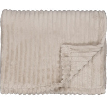Beige fleecefilt med vertikalt ribbat mönster, mjuk och hopvikt.