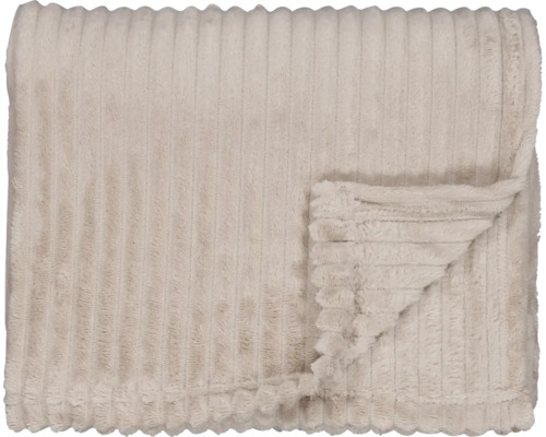 Beige fleecefilt med vertikalt ribbat mönster, mjuk och hopvikt.