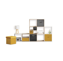 Rumsdesign med hylla, lampa och pall