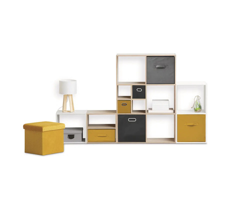 Rumsdesign med hylla, lampa och pall