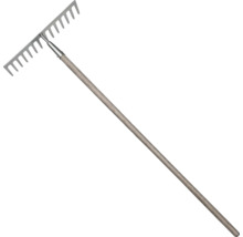 Trädgårdsräfsa med träskaft och metallpinnar