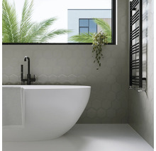 Badrum med badkar, handdukstork och sexkantiga väggplattor