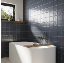 Badrum med badkar och väggkakel