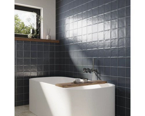 Badrum med badkar och väggkakel