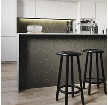 Modernt kök med sexkantiga plattor, köksbänk och barstolar.