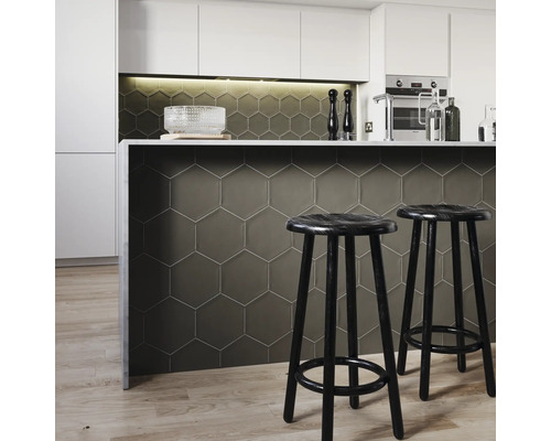 Modernt kök med sexkantiga plattor, köksbänk och barstolar.