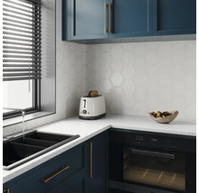 Modernt kök med diskho, brödrost, ugn och sexkantiga väggplattor.