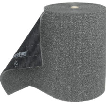 Rulle med grått konstgräs med grov ytstruktur och svart baksida med AstroTurf Logo och återvinningssymbol.