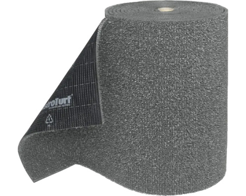 Rulle med grått konstgräs med grov ytstruktur och svart baksida med AstroTurf Logo och återvinningssymbol.