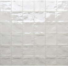 Kakelvägg med fyrkantiga keramiska plattor