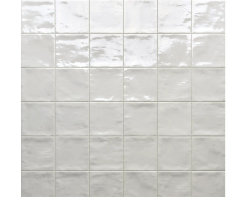 Kakelvägg med fyrkantiga keramiska plattor