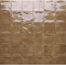 Kakelvägg med glänsande, kvadratiska keramikplattor