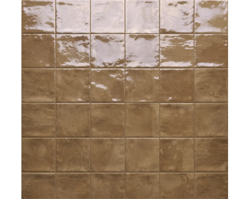 Kakelvägg med glänsande, kvadratiska keramikplattor