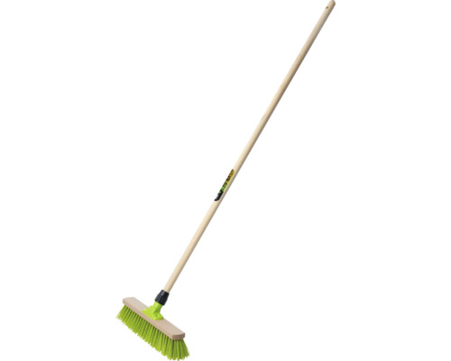 Gatukvast med träskaft och borst