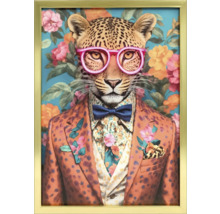 Inramad bild av en leopard med glasögon, fluga och kavaj mot en blommig bakgrund