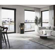 Modern svart braskamin i ett ljust, rymligt vardagsrum med stora fönsterpartier, ljus soffa och utsikt över vatten.