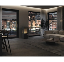 Modernt vardagsrum med fristående kamin, panoramafönster med utsikt över staden på natten, soffa, matta och träbord.