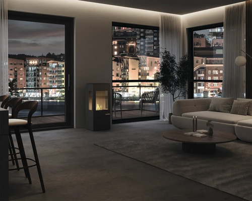 Modernt vardagsrum med fristående kamin, panoramafönster med utsikt över staden på natten, soffa, matta och träbord.