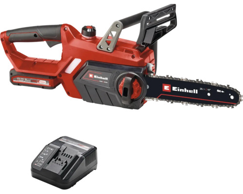 Röd Einhell batteridriven kedjesåg med 25 centimeter svärdlängd, inklusive laddare och batteri.
