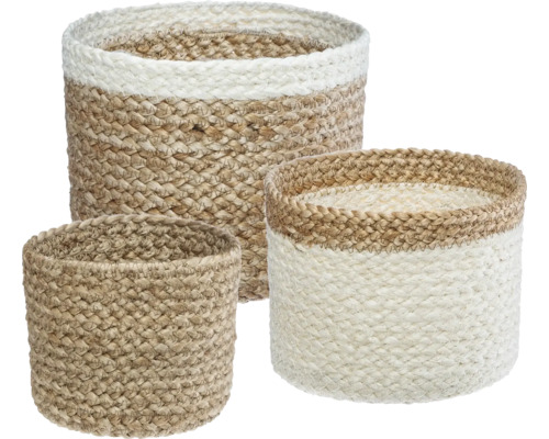 Tre flätade korgar av naturfiber i olika storlekar
