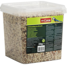 Mr. Corn krossade jordnötskärnor i transparent förpackning med produktinformation och logotyp.