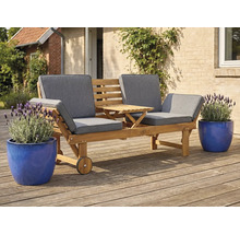 Trädgårdsbänk för två personer med bord och hjul på en terrass