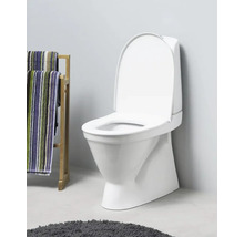 Vit golvstående toalett med öppet lock bredvid en handdukshållare med handdukar