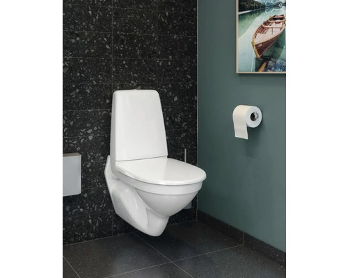 Vägghängd toalett i badrum med väggplattor