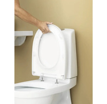 Person lyfter toalettlocket