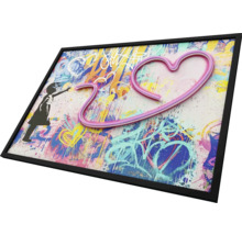 Inramad väggbild med graffitimotiv, flicka och hjärta