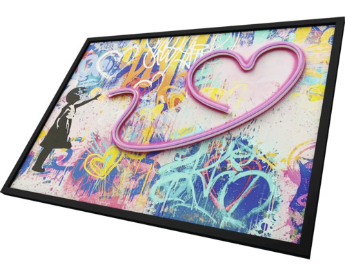 Inramad väggbild med graffitimotiv, flicka och hjärta
