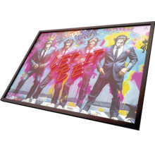 Inramad bild med fyra apor i kostymer och inskriptionen Let It Be