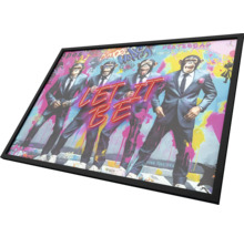 Inramad affisch med fyra apor i kostymer och texten Let it be