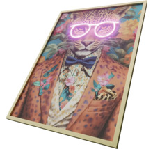 Inramad bild av en leopard med glasögon, fluga och kavaj